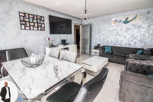 Appartement 3 pièces de 69 m² – Vue dégagée, balcon, cave et parking

Situé au 12ᵉ étage avec ascenseur d’une résidence bien entretenue, ce bel appartement de 69 m² séduit par sa luminosité, ses beaux volumes et sa vue dégagée.

Il comprend une entrée, un séjour lumineux avec accès au balcon, une cuisine équipée, deux chambres, une salle de bains, un WC indépendant ainsi qu’un débarras offrant un espace de rangement supplémentaire.

Vous profiterez également d’une cave et d’une place de parking privative.

La résidence est idéalement située, à proximité des écoles, commerces et transports, pour un quotidien pratique et agréable.

Les + :

 ✔ Vue dégagée
 ✔ Appartement très lumineux
 ✔ Balcon
 ✔ Ascenseur
 ✔ Cave
 ✔ Place de parking
 ✔ Débarras
 ✔ Résidence entretenue
 ✔ Proche de toutes les commodités

À visiter sans tarder !