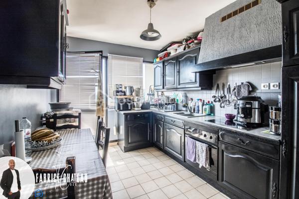 Appartement 3 pièces de 69 m² – Vue dégagée, balcon, cave et parking

Situé au 12ᵉ étage avec ascenseur d’une résidence bien entretenue, ce bel appartement de 69 m² séduit par sa luminosité, ses beaux volumes et sa vue dégagée.

Il comprend une entrée, un séjour lumineux avec accès au balcon, une cuisine équipée, deux chambres, une salle de bains, un WC indépendant ainsi qu’un débarras offrant un espace de rangement supplémentaire.

Vous profiterez également d’une cave et d’une place de parking privative.

La résidence est idéalement située, à proximité des écoles, commerces et transports, pour un quotidien pratique et agréable.

Les + :

 ✔ Vue dégagée
 ✔ Appartement très lumineux
 ✔ Balcon
 ✔ Ascenseur
 ✔ Cave
 ✔ Place de parking
 ✔ Débarras
 ✔ Résidence entretenue
 ✔ Proche de toutes les commodités

À visiter sans tarder !