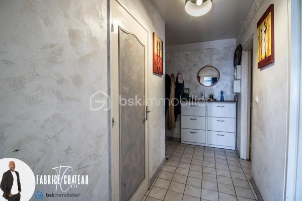 Appartement 3 pièces de 69 m² – Vue dégagée, balcon, cave et parking

Situé au 12ᵉ étage avec ascenseur d’une résidence bien entretenue, ce bel appartement de 69 m² séduit par sa luminosité, ses beaux volumes et sa vue dégagée.

Il comprend une entrée, un séjour lumineux avec accès au balcon, une cuisine équipée, deux chambres, une salle de bains, un WC indépendant ainsi qu’un débarras offrant un espace de rangement supplémentaire.

Vous profiterez également d’une cave et d’une place de parking privative.

La résidence est idéalement située, à proximité des écoles, commerces et transports, pour un quotidien pratique et agréable.

Les + :

 ✔ Vue dégagée
 ✔ Appartement très lumineux
 ✔ Balcon
 ✔ Ascenseur
 ✔ Cave
 ✔ Place de parking
 ✔ Débarras
 ✔ Résidence entretenue
 ✔ Proche de toutes les commodités

À visiter sans tarder !