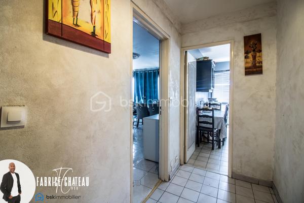 Appartement 3 pièces de 69 m² – Vue dégagée, balcon, cave et parking

Situé au 12ᵉ étage avec ascenseur d’une résidence bien entretenue, ce bel appartement de 69 m² séduit par sa luminosité, ses beaux volumes et sa vue dégagée.

Il comprend une entrée, un séjour lumineux avec accès au balcon, une cuisine équipée, deux chambres, une salle de bains, un WC indépendant ainsi qu’un débarras offrant un espace de rangement supplémentaire.

Vous profiterez également d’une cave et d’une place de parking privative.

La résidence est idéalement située, à proximité des écoles, commerces et transports, pour un quotidien pratique et agréable.

Les + :

 ✔ Vue dégagée
 ✔ Appartement très lumineux
 ✔ Balcon
 ✔ Ascenseur
 ✔ Cave
 ✔ Place de parking
 ✔ Débarras
 ✔ Résidence entretenue
 ✔ Proche de toutes les commodités

À visiter sans tarder !