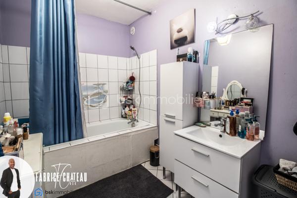 Appartement 3 pièces de 69 m² – Vue dégagée, balcon, cave et parking

Situé au 12ᵉ étage avec ascenseur d’une résidence bien entretenue, ce bel appartement de 69 m² séduit par sa luminosité, ses beaux volumes et sa vue dégagée.

Il comprend une entrée, un séjour lumineux avec accès au balcon, une cuisine équipée, deux chambres, une salle de bains, un WC indépendant ainsi qu’un débarras offrant un espace de rangement supplémentaire.

Vous profiterez également d’une cave et d’une place de parking privative.

La résidence est idéalement située, à proximité des écoles, commerces et transports, pour un quotidien pratique et agréable.

Les + :

 ✔ Vue dégagée
 ✔ Appartement très lumineux
 ✔ Balcon
 ✔ Ascenseur
 ✔ Cave
 ✔ Place de parking
 ✔ Débarras
 ✔ Résidence entretenue
 ✔ Proche de toutes les commodités

À visiter sans tarder !