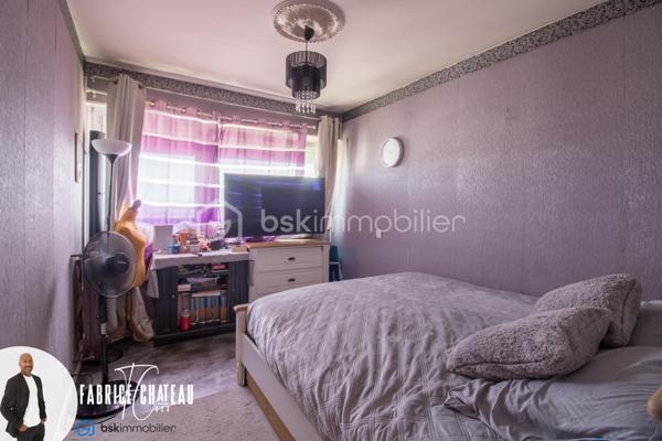 Appartement 3 pièces de 69 m² – Vue dégagée, balcon, cave et parking

Situé au 12ᵉ étage avec ascenseur d’une résidence bien entretenue, ce bel appartement de 69 m² séduit par sa luminosité, ses beaux volumes et sa vue dégagée.

Il comprend une entrée, un séjour lumineux avec accès au balcon, une cuisine équipée, deux chambres, une salle de bains, un WC indépendant ainsi qu’un débarras offrant un espace de rangement supplémentaire.

Vous profiterez également d’une cave et d’une place de parking privative.

La résidence est idéalement située, à proximité des écoles, commerces et transports, pour un quotidien pratique et agréable.

Les + :

 ✔ Vue dégagée
 ✔ Appartement très lumineux
 ✔ Balcon
 ✔ Ascenseur
 ✔ Cave
 ✔ Place de parking
 ✔ Débarras
 ✔ Résidence entretenue
 ✔ Proche de toutes les commodités

À visiter sans tarder !