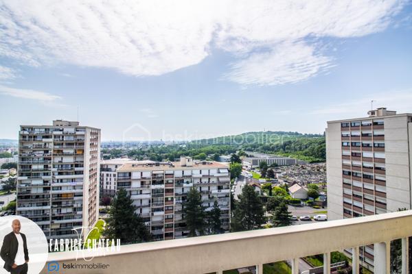 Appartement 3 pièces de 69 m² – Vue dégagée, balcon, cave et parking

Situé au 12ᵉ étage avec ascenseur d’une résidence bien entretenue, ce bel appartement de 69 m² séduit par sa luminosité, ses beaux volumes et sa vue dégagée.

Il comprend une entrée, un séjour lumineux avec accès au balcon, une cuisine équipée, deux chambres, une salle de bains, un WC indépendant ainsi qu’un débarras offrant un espace de rangement supplémentaire.

Vous profiterez également d’une cave et d’une place de parking privative.

La résidence est idéalement située, à proximité des écoles, commerces et transports, pour un quotidien pratique et agréable.

Les + :

 ✔ Vue dégagée
 ✔ Appartement très lumineux
 ✔ Balcon
 ✔ Ascenseur
 ✔ Cave
 ✔ Place de parking
 ✔ Débarras
 ✔ Résidence entretenue
 ✔ Proche de toutes les commodités

À visiter sans tarder !