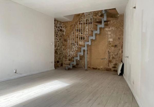 Maison en pierre avec garage — Idéal investissement ou premier achat