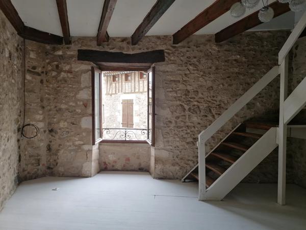 Maison en pierre avec garage — Idéal investissement ou premier achat