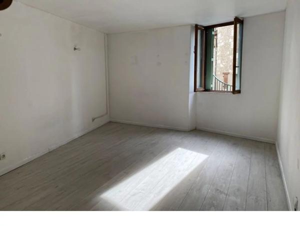 Maison en pierre avec garage — Idéal investissement ou premier achat