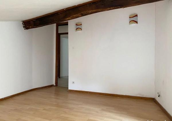 Maison en pierre avec garage — Idéal investissement ou premier achat