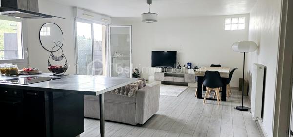 Découvrez cet appartement lumineux de 71 m² situé au 2ème étage d'un immeuble de 2013. Cet espace de vie contemporain comporte une grande pièce à vivre de plus de 34m² donnant sur un balcon, parfait pour profiter des soirées douces en extérieur. De 2 chambres avec placards d'une grande salle de bains avec son coin buanderie, d'un dégagement avec de grands placards. 
Pour plus d'informations, contactez Catherine Raynaud