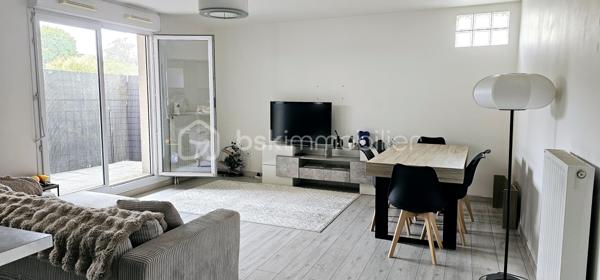 Découvrez cet appartement lumineux de 71 m² situé au 2ème étage d'un immeuble de 2013. Cet espace de vie contemporain comporte une grande pièce à vivre de plus de 34m² donnant sur un balcon, parfait pour profiter des soirées douces en extérieur. De 2 chambres avec placards d'une grande salle de bains avec son coin buanderie, d'un dégagement avec de grands placards. 
Pour plus d'informations, contactez Catherine Raynaud