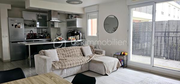 Découvrez cet appartement lumineux de 71 m² situé au 2ème étage d'un immeuble de 2013. Cet espace de vie contemporain comporte une grande pièce à vivre de plus de 34m² donnant sur un balcon, parfait pour profiter des soirées douces en extérieur. De 2 chambres avec placards d'une grande salle de bains avec son coin buanderie, d'un dégagement avec de grands placards. 
Pour plus d'informations, contactez Catherine Raynaud