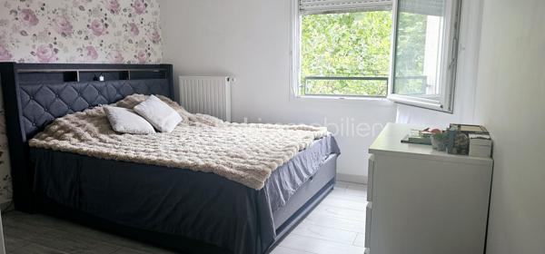 Découvrez cet appartement lumineux de 71 m² situé au 2ème étage d'un immeuble de 2013. Cet espace de vie contemporain comporte une grande pièce à vivre de plus de 34m² donnant sur un balcon, parfait pour profiter des soirées douces en extérieur. De 2 chambres avec placards d'une grande salle de bains avec son coin buanderie, d'un dégagement avec de grands placards. 
Pour plus d'informations, contactez Catherine Raynaud