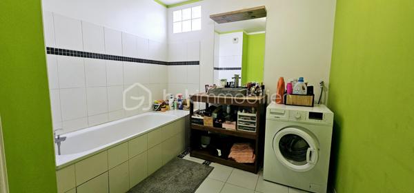 Découvrez cet appartement lumineux de 71 m² situé au 2ème étage d'un immeuble de 2013. Cet espace de vie contemporain comporte une grande pièce à vivre de plus de 34m² donnant sur un balcon, parfait pour profiter des soirées douces en extérieur. De 2 chambres avec placards d'une grande salle de bains avec son coin buanderie, d'un dégagement avec de grands placards. 
Pour plus d'informations, contactez Catherine Raynaud