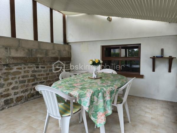 Située dans le bourg de Lignières-Orgères, cette maison offre un beau potentiel d'aménagement ainsi que de grandes dépendances, parfaites pour un artisan ou toute personne ayant besoin d'importants espace de stockage.

La maison se compose au rez-de-chaussée d'un séjour, d'un salon avec cheminée, d'une salle à manger, d'une cuisine, d'un WC ainsi que d'une chaufferie.

A l'étage, vous découvrirez deux chambres ainsi qu'une salle d'eau avec WC.

Côté dépendances, ce bien se distingue par ses volumes : un garage avec porte automatisée, au-dessus combles aménageables, une grande dépendance à usage de stockage et un second garage, deux atelier.

Vous profiterez à l'extérieur, d'une cour, d'une véranda et un jardin non attenant pour cultiver vos légumes.

Le bien est raccordé au tout à l'égout.

Des travaux de rénovation intérieur sont à prévoir, laissant libre cours à vos envies et vos projets.

Une opportunité pour les amateurs de rénovation ou les professionnels à la recherche d'un bien alliant habitation et espace de travail.

Pour plus d'informations ou organiser une visite, contactez moi !