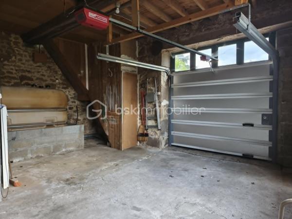 Située dans le bourg de Lignières-Orgères, cette maison offre un beau potentiel d'aménagement ainsi que de grandes dépendances, parfaites pour un artisan ou toute personne ayant besoin d'importants espace de stockage.

La maison se compose au rez-de-chaussée d'un séjour, d'un salon avec cheminée, d'une salle à manger, d'une cuisine, d'un WC ainsi que d'une chaufferie.

A l'étage, vous découvrirez deux chambres ainsi qu'une salle d'eau avec WC.

Côté dépendances, ce bien se distingue par ses volumes : un garage avec porte automatisée, au-dessus combles aménageables, une grande dépendance à usage de stockage et un second garage, deux atelier.

Vous profiterez à l'extérieur, d'une cour, d'une véranda et un jardin non attenant pour cultiver vos légumes.

Le bien est raccordé au tout à l'égout.

Des travaux de rénovation intérieur sont à prévoir, laissant libre cours à vos envies et vos projets.

Une opportunité pour les amateurs de rénovation ou les professionnels à la recherche d'un bien alliant habitation et espace de travail.

Pour plus d'informations ou organiser une visite, contactez moi !