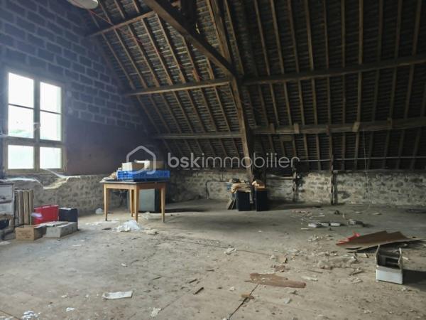 Située dans le bourg de Lignières-Orgères, cette maison offre un beau potentiel d'aménagement ainsi que de grandes dépendances, parfaites pour un artisan ou toute personne ayant besoin d'importants espace de stockage.

La maison se compose au rez-de-chaussée d'un séjour, d'un salon avec cheminée, d'une salle à manger, d'une cuisine, d'un WC ainsi que d'une chaufferie.

A l'étage, vous découvrirez deux chambres ainsi qu'une salle d'eau avec WC.

Côté dépendances, ce bien se distingue par ses volumes : un garage avec porte automatisée, au-dessus combles aménageables, une grande dépendance à usage de stockage et un second garage, deux atelier.

Vous profiterez à l'extérieur, d'une cour, d'une véranda et un jardin non attenant pour cultiver vos légumes.

Le bien est raccordé au tout à l'égout.

Des travaux de rénovation intérieur sont à prévoir, laissant libre cours à vos envies et vos projets.

Une opportunité pour les amateurs de rénovation ou les professionnels à la recherche d'un bien alliant habitation et espace de travail.

Pour plus d'informations ou organiser une visite, contactez moi !