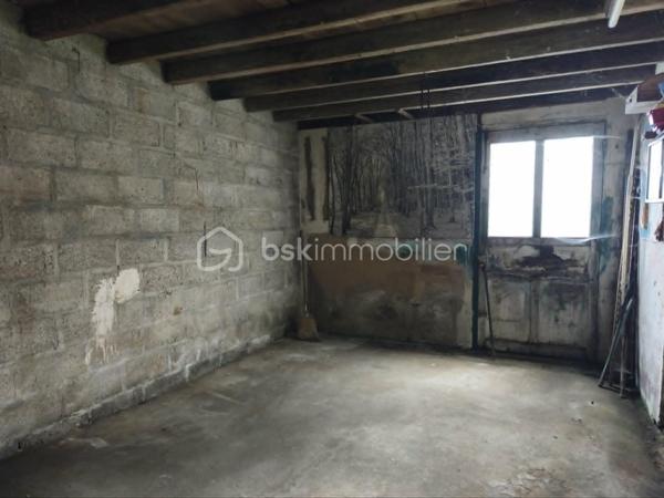 Située dans le bourg de Lignières-Orgères, cette maison offre un beau potentiel d'aménagement ainsi que de grandes dépendances, parfaites pour un artisan ou toute personne ayant besoin d'importants espace de stockage.

La maison se compose au rez-de-chaussée d'un séjour, d'un salon avec cheminée, d'une salle à manger, d'une cuisine, d'un WC ainsi que d'une chaufferie.

A l'étage, vous découvrirez deux chambres ainsi qu'une salle d'eau avec WC.

Côté dépendances, ce bien se distingue par ses volumes : un garage avec porte automatisée, au-dessus combles aménageables, une grande dépendance à usage de stockage et un second garage, deux atelier.

Vous profiterez à l'extérieur, d'une cour, d'une véranda et un jardin non attenant pour cultiver vos légumes.

Le bien est raccordé au tout à l'égout.

Des travaux de rénovation intérieur sont à prévoir, laissant libre cours à vos envies et vos projets.

Une opportunité pour les amateurs de rénovation ou les professionnels à la recherche d'un bien alliant habitation et espace de travail.

Pour plus d'informations ou organiser une visite, contactez moi !