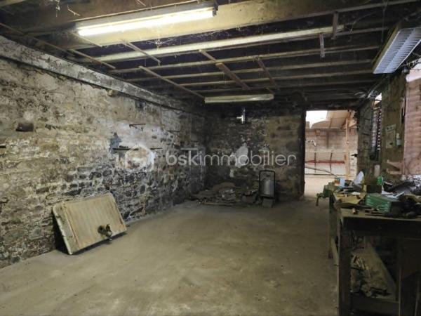 Située dans le bourg de Lignières-Orgères, cette maison offre un beau potentiel d'aménagement ainsi que de grandes dépendances, parfaites pour un artisan ou toute personne ayant besoin d'importants espace de stockage.

La maison se compose au rez-de-chaussée d'un séjour, d'un salon avec cheminée, d'une salle à manger, d'une cuisine, d'un WC ainsi que d'une chaufferie.

A l'étage, vous découvrirez deux chambres ainsi qu'une salle d'eau avec WC.

Côté dépendances, ce bien se distingue par ses volumes : un garage avec porte automatisée, au-dessus combles aménageables, une grande dépendance à usage de stockage et un second garage, deux atelier.

Vous profiterez à l'extérieur, d'une cour, d'une véranda et un jardin non attenant pour cultiver vos légumes.

Le bien est raccordé au tout à l'égout.

Des travaux de rénovation intérieur sont à prévoir, laissant libre cours à vos envies et vos projets.

Une opportunité pour les amateurs de rénovation ou les professionnels à la recherche d'un bien alliant habitation et espace de travail.

Pour plus d'informations ou organiser une visite, contactez moi !