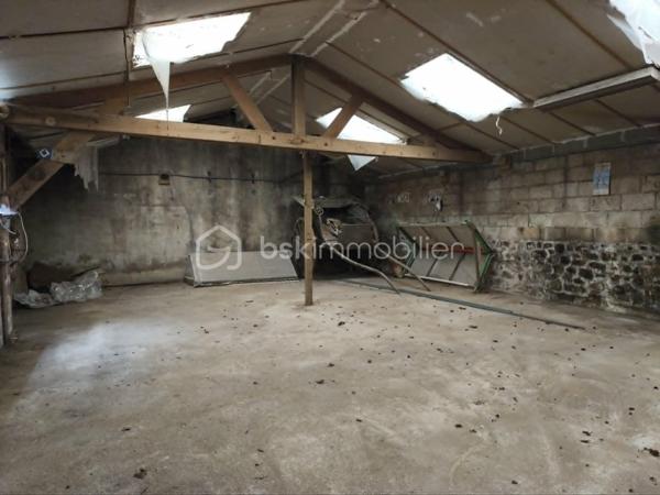 Située dans le bourg de Lignières-Orgères, cette maison offre un beau potentiel d'aménagement ainsi que de grandes dépendances, parfaites pour un artisan ou toute personne ayant besoin d'importants espace de stockage.

La maison se compose au rez-de-chaussée d'un séjour, d'un salon avec cheminée, d'une salle à manger, d'une cuisine, d'un WC ainsi que d'une chaufferie.

A l'étage, vous découvrirez deux chambres ainsi qu'une salle d'eau avec WC.

Côté dépendances, ce bien se distingue par ses volumes : un garage avec porte automatisée, au-dessus combles aménageables, une grande dépendance à usage de stockage et un second garage, deux atelier.

Vous profiterez à l'extérieur, d'une cour, d'une véranda et un jardin non attenant pour cultiver vos légumes.

Le bien est raccordé au tout à l'égout.

Des travaux de rénovation intérieur sont à prévoir, laissant libre cours à vos envies et vos projets.

Une opportunité pour les amateurs de rénovation ou les professionnels à la recherche d'un bien alliant habitation et espace de travail.

Pour plus d'informations ou organiser une visite, contactez moi !