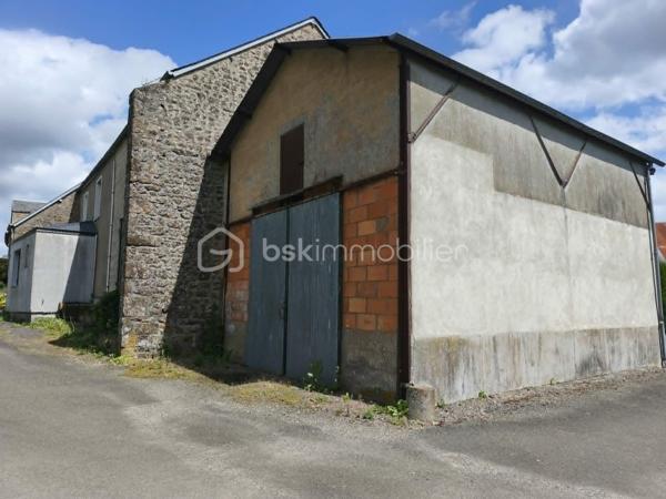 Située dans le bourg de Lignières-Orgères, cette maison offre un beau potentiel d'aménagement ainsi que de grandes dépendances, parfaites pour un artisan ou toute personne ayant besoin d'importants espace de stockage.

La maison se compose au rez-de-chaussée d'un séjour, d'un salon avec cheminée, d'une salle à manger, d'une cuisine, d'un WC ainsi que d'une chaufferie.

A l'étage, vous découvrirez deux chambres ainsi qu'une salle d'eau avec WC.

Côté dépendances, ce bien se distingue par ses volumes : un garage avec porte automatisée, au-dessus combles aménageables, une grande dépendance à usage de stockage et un second garage, deux atelier.

Vous profiterez à l'extérieur, d'une cour, d'une véranda et un jardin non attenant pour cultiver vos légumes.

Le bien est raccordé au tout à l'égout.

Des travaux de rénovation intérieur sont à prévoir, laissant libre cours à vos envies et vos projets.

Une opportunité pour les amateurs de rénovation ou les professionnels à la recherche d'un bien alliant habitation et espace de travail.

Pour plus d'informations ou organiser une visite, contactez moi !