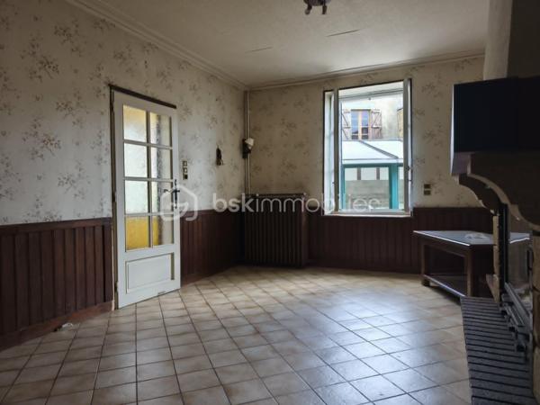 Située dans le bourg de Lignières-Orgères, cette maison offre un beau potentiel d'aménagement ainsi que de grandes dépendances, parfaites pour un artisan ou toute personne ayant besoin d'importants espace de stockage.

La maison se compose au rez-de-chaussée d'un séjour, d'un salon avec cheminée, d'une salle à manger, d'une cuisine, d'un WC ainsi que d'une chaufferie.

A l'étage, vous découvrirez deux chambres ainsi qu'une salle d'eau avec WC.

Côté dépendances, ce bien se distingue par ses volumes : un garage avec porte automatisée, au-dessus combles aménageables, une grande dépendance à usage de stockage et un second garage, deux atelier.

Vous profiterez à l'extérieur, d'une cour, d'une véranda et un jardin non attenant pour cultiver vos légumes.

Le bien est raccordé au tout à l'égout.

Des travaux de rénovation intérieur sont à prévoir, laissant libre cours à vos envies et vos projets.

Une opportunité pour les amateurs de rénovation ou les professionnels à la recherche d'un bien alliant habitation et espace de travail.

Pour plus d'informations ou organiser une visite, contactez moi !