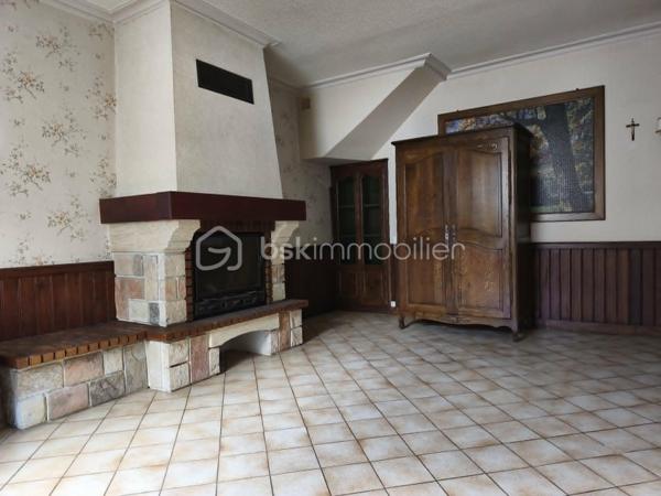 Située dans le bourg de Lignières-Orgères, cette maison offre un beau potentiel d'aménagement ainsi que de grandes dépendances, parfaites pour un artisan ou toute personne ayant besoin d'importants espace de stockage.

La maison se compose au rez-de-chaussée d'un séjour, d'un salon avec cheminée, d'une salle à manger, d'une cuisine, d'un WC ainsi que d'une chaufferie.

A l'étage, vous découvrirez deux chambres ainsi qu'une salle d'eau avec WC.

Côté dépendances, ce bien se distingue par ses volumes : un garage avec porte automatisée, au-dessus combles aménageables, une grande dépendance à usage de stockage et un second garage, deux atelier.

Vous profiterez à l'extérieur, d'une cour, d'une véranda et un jardin non attenant pour cultiver vos légumes.

Le bien est raccordé au tout à l'égout.

Des travaux de rénovation intérieur sont à prévoir, laissant libre cours à vos envies et vos projets.

Une opportunité pour les amateurs de rénovation ou les professionnels à la recherche d'un bien alliant habitation et espace de travail.

Pour plus d'informations ou organiser une visite, contactez moi !