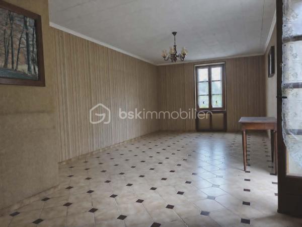 Située dans le bourg de Lignières-Orgères, cette maison offre un beau potentiel d'aménagement ainsi que de grandes dépendances, parfaites pour un artisan ou toute personne ayant besoin d'importants espace de stockage.

La maison se compose au rez-de-chaussée d'un séjour, d'un salon avec cheminée, d'une salle à manger, d'une cuisine, d'un WC ainsi que d'une chaufferie.

A l'étage, vous découvrirez deux chambres ainsi qu'une salle d'eau avec WC.

Côté dépendances, ce bien se distingue par ses volumes : un garage avec porte automatisée, au-dessus combles aménageables, une grande dépendance à usage de stockage et un second garage, deux atelier.

Vous profiterez à l'extérieur, d'une cour, d'une véranda et un jardin non attenant pour cultiver vos légumes.

Le bien est raccordé au tout à l'égout.

Des travaux de rénovation intérieur sont à prévoir, laissant libre cours à vos envies et vos projets.

Une opportunité pour les amateurs de rénovation ou les professionnels à la recherche d'un bien alliant habitation et espace de travail.

Pour plus d'informations ou organiser une visite, contactez moi !