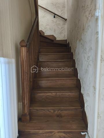 Située dans le bourg de Lignières-Orgères, cette maison offre un beau potentiel d'aménagement ainsi que de grandes dépendances, parfaites pour un artisan ou toute personne ayant besoin d'importants espace de stockage.

La maison se compose au rez-de-chaussée d'un séjour, d'un salon avec cheminée, d'une salle à manger, d'une cuisine, d'un WC ainsi que d'une chaufferie.

A l'étage, vous découvrirez deux chambres ainsi qu'une salle d'eau avec WC.

Côté dépendances, ce bien se distingue par ses volumes : un garage avec porte automatisée, au-dessus combles aménageables, une grande dépendance à usage de stockage et un second garage, deux atelier.

Vous profiterez à l'extérieur, d'une cour, d'une véranda et un jardin non attenant pour cultiver vos légumes.

Le bien est raccordé au tout à l'égout.

Des travaux de rénovation intérieur sont à prévoir, laissant libre cours à vos envies et vos projets.

Une opportunité pour les amateurs de rénovation ou les professionnels à la recherche d'un bien alliant habitation et espace de travail.

Pour plus d'informations ou organiser une visite, contactez moi !