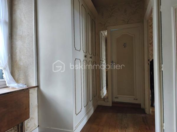 Située dans le bourg de Lignières-Orgères, cette maison offre un beau potentiel d'aménagement ainsi que de grandes dépendances, parfaites pour un artisan ou toute personne ayant besoin d'importants espace de stockage.

La maison se compose au rez-de-chaussée d'un séjour, d'un salon avec cheminée, d'une salle à manger, d'une cuisine, d'un WC ainsi que d'une chaufferie.

A l'étage, vous découvrirez deux chambres ainsi qu'une salle d'eau avec WC.

Côté dépendances, ce bien se distingue par ses volumes : un garage avec porte automatisée, au-dessus combles aménageables, une grande dépendance à usage de stockage et un second garage, deux atelier.

Vous profiterez à l'extérieur, d'une cour, d'une véranda et un jardin non attenant pour cultiver vos légumes.

Le bien est raccordé au tout à l'égout.

Des travaux de rénovation intérieur sont à prévoir, laissant libre cours à vos envies et vos projets.

Une opportunité pour les amateurs de rénovation ou les professionnels à la recherche d'un bien alliant habitation et espace de travail.

Pour plus d'informations ou organiser une visite, contactez moi !