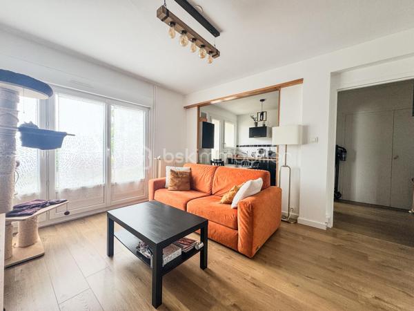 Situé square des états généraux proche de la rue de Nantes,  au sein d'une résidence sécurisée, découvrez cet appartement de type 3 exposé sud alliant confort moderne et sérénité.

Un agencement intérieur optimisé :

• Espace de vie : Une pièce de vie lumineuse et conviviale. La cuisine ouverte sur le salon est aménagée et équipée et donne sur un jolie balcon sans vis à vis.

• Entrée fonctionnelle : Une entrée dégagée avec deux grands placards de rangement, essentielle pour une organisation quotidienne facilitée.

• Espace Nuit : Le dégagement mène à deux chambres confortables, offrant des volumes agréables pour un couple, une petite famille ou un espace bureau/télétravail.

• Sanitaires : Une salle de bain et un WC indépendant.

Le "Plus" indispensable :

• Stationnement sécurisé : Ce bien dispose d'un emplacement extérieur sécurisé par un portail coulissant electrique, un atout rare et précieux pour le secteur. Il y a également une cave qui accompagne l'appartement.

Le chauffage, l'eau chaude et froide sont compris dans les charges.

Au cœur d'un environnement résidentiel apprécié, cet appartement profite d'une situation idéale à proximité des commodités, des écoles, des infrastructures sportives et des espaces verts. 

Un cadre de vie privilégié à quelques minutes seulement du centre de Rennes et à 10 minutes en transport en commun de la gare.