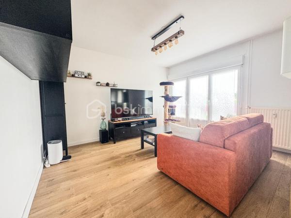Situé square des états généraux proche de la rue de Nantes,  au sein d'une résidence sécurisée, découvrez cet appartement de type 3 exposé sud alliant confort moderne et sérénité.

Un agencement intérieur optimisé :

• Espace de vie : Une pièce de vie lumineuse et conviviale. La cuisine ouverte sur le salon est aménagée et équipée et donne sur un jolie balcon sans vis à vis.

• Entrée fonctionnelle : Une entrée dégagée avec deux grands placards de rangement, essentielle pour une organisation quotidienne facilitée.

• Espace Nuit : Le dégagement mène à deux chambres confortables, offrant des volumes agréables pour un couple, une petite famille ou un espace bureau/télétravail.

• Sanitaires : Une salle de bain et un WC indépendant.

Le "Plus" indispensable :

• Stationnement sécurisé : Ce bien dispose d'un emplacement extérieur sécurisé par un portail coulissant electrique, un atout rare et précieux pour le secteur. Il y a également une cave qui accompagne l'appartement.

Le chauffage, l'eau chaude et froide sont compris dans les charges.

Au cœur d'un environnement résidentiel apprécié, cet appartement profite d'une situation idéale à proximité des commodités, des écoles, des infrastructures sportives et des espaces verts. 

Un cadre de vie privilégié à quelques minutes seulement du centre de Rennes et à 10 minutes en transport en commun de la gare.
