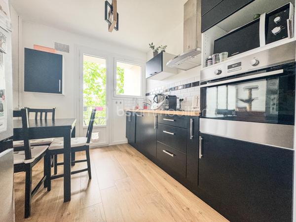 Situé square des états généraux proche de la rue de Nantes,  au sein d'une résidence sécurisée, découvrez cet appartement de type 3 exposé sud alliant confort moderne et sérénité.

Un agencement intérieur optimisé :

• Espace de vie : Une pièce de vie lumineuse et conviviale. La cuisine ouverte sur le salon est aménagée et équipée et donne sur un jolie balcon sans vis à vis.

• Entrée fonctionnelle : Une entrée dégagée avec deux grands placards de rangement, essentielle pour une organisation quotidienne facilitée.

• Espace Nuit : Le dégagement mène à deux chambres confortables, offrant des volumes agréables pour un couple, une petite famille ou un espace bureau/télétravail.

• Sanitaires : Une salle de bain et un WC indépendant.

Le "Plus" indispensable :

• Stationnement sécurisé : Ce bien dispose d'un emplacement extérieur sécurisé par un portail coulissant electrique, un atout rare et précieux pour le secteur. Il y a également une cave qui accompagne l'appartement.

Le chauffage, l'eau chaude et froide sont compris dans les charges.

Au cœur d'un environnement résidentiel apprécié, cet appartement profite d'une situation idéale à proximité des commodités, des écoles, des infrastructures sportives et des espaces verts. 

Un cadre de vie privilégié à quelques minutes seulement du centre de Rennes et à 10 minutes en transport en commun de la gare.