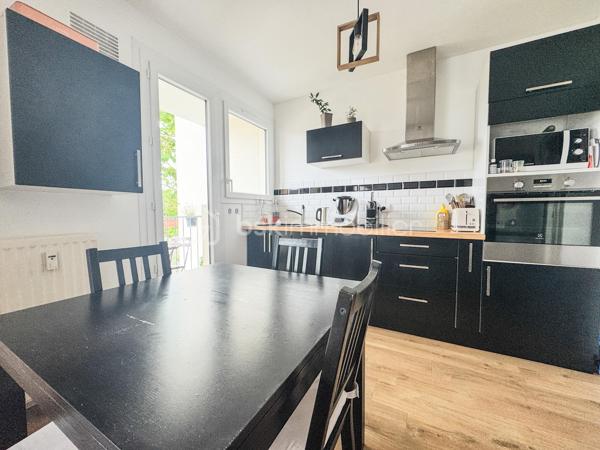 Situé square des états généraux proche de la rue de Nantes,  au sein d'une résidence sécurisée, découvrez cet appartement de type 3 exposé sud alliant confort moderne et sérénité.

Un agencement intérieur optimisé :

• Espace de vie : Une pièce de vie lumineuse et conviviale. La cuisine ouverte sur le salon est aménagée et équipée et donne sur un jolie balcon sans vis à vis.

• Entrée fonctionnelle : Une entrée dégagée avec deux grands placards de rangement, essentielle pour une organisation quotidienne facilitée.

• Espace Nuit : Le dégagement mène à deux chambres confortables, offrant des volumes agréables pour un couple, une petite famille ou un espace bureau/télétravail.

• Sanitaires : Une salle de bain et un WC indépendant.

Le "Plus" indispensable :

• Stationnement sécurisé : Ce bien dispose d'un emplacement extérieur sécurisé par un portail coulissant electrique, un atout rare et précieux pour le secteur. Il y a également une cave qui accompagne l'appartement.

Le chauffage, l'eau chaude et froide sont compris dans les charges.

Au cœur d'un environnement résidentiel apprécié, cet appartement profite d'une situation idéale à proximité des commodités, des écoles, des infrastructures sportives et des espaces verts. 

Un cadre de vie privilégié à quelques minutes seulement du centre de Rennes et à 10 minutes en transport en commun de la gare.