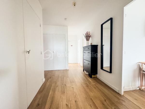 Situé square des états généraux proche de la rue de Nantes,  au sein d'une résidence sécurisée, découvrez cet appartement de type 3 exposé sud alliant confort moderne et sérénité.

Un agencement intérieur optimisé :

• Espace de vie : Une pièce de vie lumineuse et conviviale. La cuisine ouverte sur le salon est aménagée et équipée et donne sur un jolie balcon sans vis à vis.

• Entrée fonctionnelle : Une entrée dégagée avec deux grands placards de rangement, essentielle pour une organisation quotidienne facilitée.

• Espace Nuit : Le dégagement mène à deux chambres confortables, offrant des volumes agréables pour un couple, une petite famille ou un espace bureau/télétravail.

• Sanitaires : Une salle de bain et un WC indépendant.

Le "Plus" indispensable :

• Stationnement sécurisé : Ce bien dispose d'un emplacement extérieur sécurisé par un portail coulissant electrique, un atout rare et précieux pour le secteur. Il y a également une cave qui accompagne l'appartement.

Le chauffage, l'eau chaude et froide sont compris dans les charges.

Au cœur d'un environnement résidentiel apprécié, cet appartement profite d'une situation idéale à proximité des commodités, des écoles, des infrastructures sportives et des espaces verts. 

Un cadre de vie privilégié à quelques minutes seulement du centre de Rennes et à 10 minutes en transport en commun de la gare.
