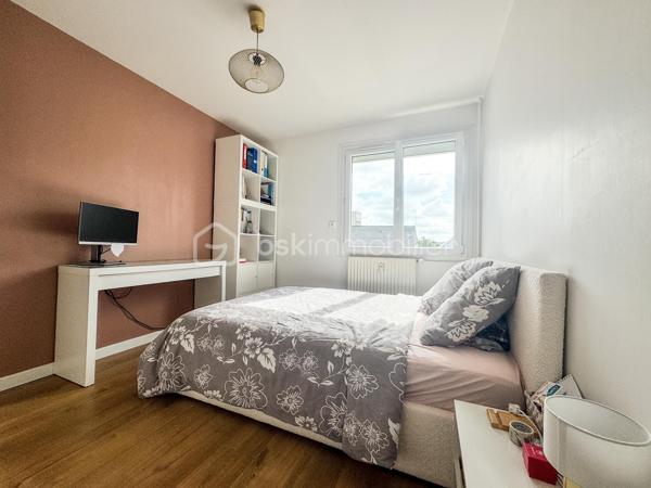 Situé square des états généraux proche de la rue de Nantes,  au sein d'une résidence sécurisée, découvrez cet appartement de type 3 exposé sud alliant confort moderne et sérénité.

Un agencement intérieur optimisé :

• Espace de vie : Une pièce de vie lumineuse et conviviale. La cuisine ouverte sur le salon est aménagée et équipée et donne sur un jolie balcon sans vis à vis.

• Entrée fonctionnelle : Une entrée dégagée avec deux grands placards de rangement, essentielle pour une organisation quotidienne facilitée.

• Espace Nuit : Le dégagement mène à deux chambres confortables, offrant des volumes agréables pour un couple, une petite famille ou un espace bureau/télétravail.

• Sanitaires : Une salle de bain et un WC indépendant.

Le "Plus" indispensable :

• Stationnement sécurisé : Ce bien dispose d'un emplacement extérieur sécurisé par un portail coulissant electrique, un atout rare et précieux pour le secteur. Il y a également une cave qui accompagne l'appartement.

Le chauffage, l'eau chaude et froide sont compris dans les charges.

Au cœur d'un environnement résidentiel apprécié, cet appartement profite d'une situation idéale à proximité des commodités, des écoles, des infrastructures sportives et des espaces verts. 

Un cadre de vie privilégié à quelques minutes seulement du centre de Rennes et à 10 minutes en transport en commun de la gare.