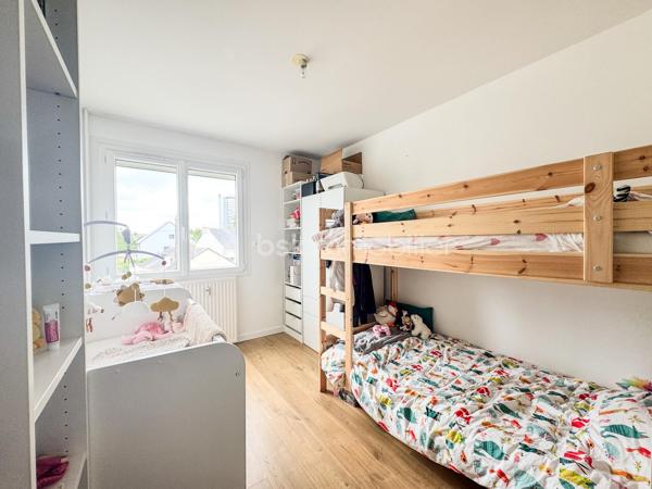 Situé square des états généraux proche de la rue de Nantes,  au sein d'une résidence sécurisée, découvrez cet appartement de type 3 exposé sud alliant confort moderne et sérénité.

Un agencement intérieur optimisé :

• Espace de vie : Une pièce de vie lumineuse et conviviale. La cuisine ouverte sur le salon est aménagée et équipée et donne sur un jolie balcon sans vis à vis.

• Entrée fonctionnelle : Une entrée dégagée avec deux grands placards de rangement, essentielle pour une organisation quotidienne facilitée.

• Espace Nuit : Le dégagement mène à deux chambres confortables, offrant des volumes agréables pour un couple, une petite famille ou un espace bureau/télétravail.

• Sanitaires : Une salle de bain et un WC indépendant.

Le "Plus" indispensable :

• Stationnement sécurisé : Ce bien dispose d'un emplacement extérieur sécurisé par un portail coulissant electrique, un atout rare et précieux pour le secteur. Il y a également une cave qui accompagne l'appartement.

Le chauffage, l'eau chaude et froide sont compris dans les charges.

Au cœur d'un environnement résidentiel apprécié, cet appartement profite d'une situation idéale à proximité des commodités, des écoles, des infrastructures sportives et des espaces verts. 

Un cadre de vie privilégié à quelques minutes seulement du centre de Rennes et à 10 minutes en transport en commun de la gare.