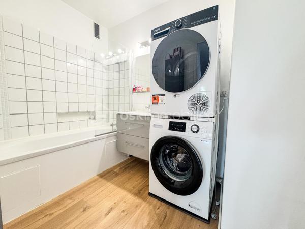 Situé square des états généraux proche de la rue de Nantes,  au sein d'une résidence sécurisée, découvrez cet appartement de type 3 exposé sud alliant confort moderne et sérénité.

Un agencement intérieur optimisé :

• Espace de vie : Une pièce de vie lumineuse et conviviale. La cuisine ouverte sur le salon est aménagée et équipée et donne sur un jolie balcon sans vis à vis.

• Entrée fonctionnelle : Une entrée dégagée avec deux grands placards de rangement, essentielle pour une organisation quotidienne facilitée.

• Espace Nuit : Le dégagement mène à deux chambres confortables, offrant des volumes agréables pour un couple, une petite famille ou un espace bureau/télétravail.

• Sanitaires : Une salle de bain et un WC indépendant.

Le "Plus" indispensable :

• Stationnement sécurisé : Ce bien dispose d'un emplacement extérieur sécurisé par un portail coulissant electrique, un atout rare et précieux pour le secteur. Il y a également une cave qui accompagne l'appartement.

Le chauffage, l'eau chaude et froide sont compris dans les charges.

Au cœur d'un environnement résidentiel apprécié, cet appartement profite d'une situation idéale à proximité des commodités, des écoles, des infrastructures sportives et des espaces verts. 

Un cadre de vie privilégié à quelques minutes seulement du centre de Rennes et à 10 minutes en transport en commun de la gare.