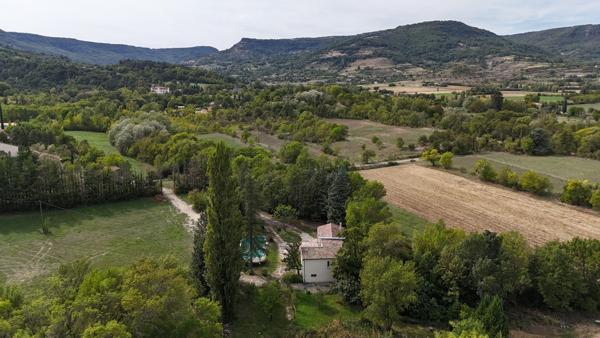 Ardèche. Chomérac. Une propriété rare dans un écrin de verdure.