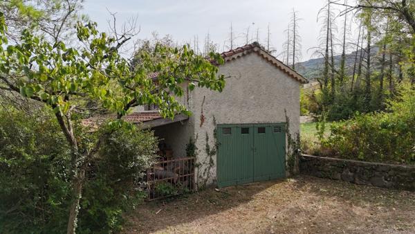 Ardèche. Chomérac. Une propriété rare dans un écrin de verdure.