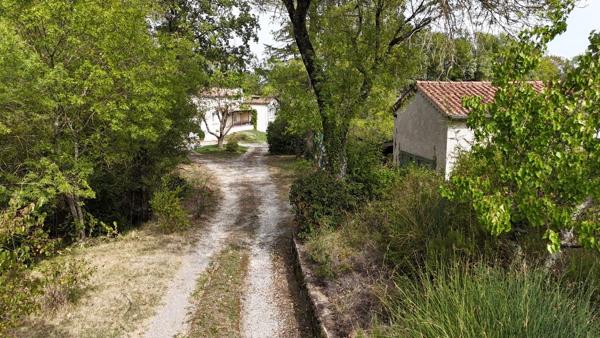 Ardèche. Chomérac. Une propriété rare dans un écrin de verdure.