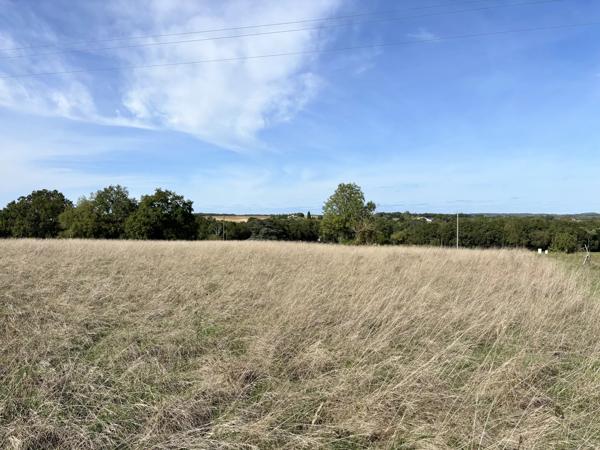 Terrain constructible avec vue dégagée à 200 m du centre de Roquecor