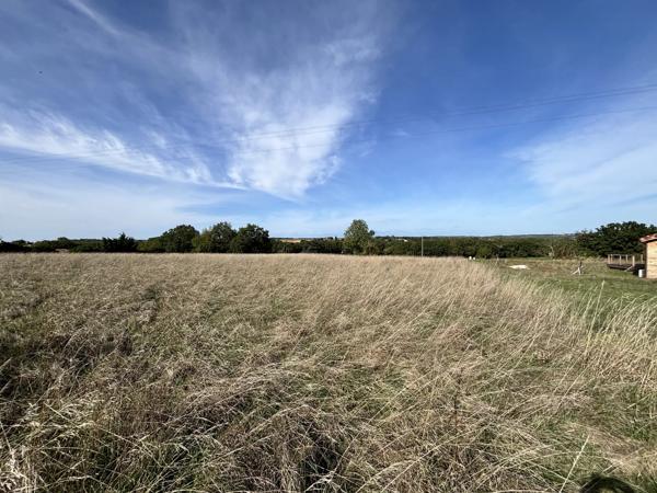 Terrain constructible avec vue dégagée à 200 m du centre de Roquecor