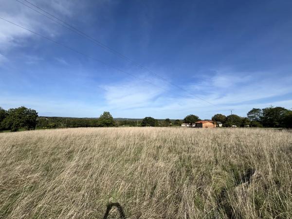 Terrain constructible avec vue dégagée à 200 m du centre de Roquecor