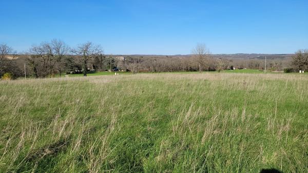 Terrain constructible avec vue dégagée à 200 m du centre de Roquecor