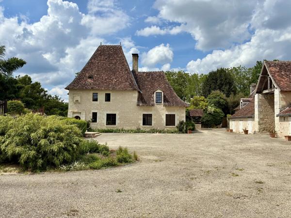 Manoir du 14ème siècle, gîte, grandes dépendances et terrain.