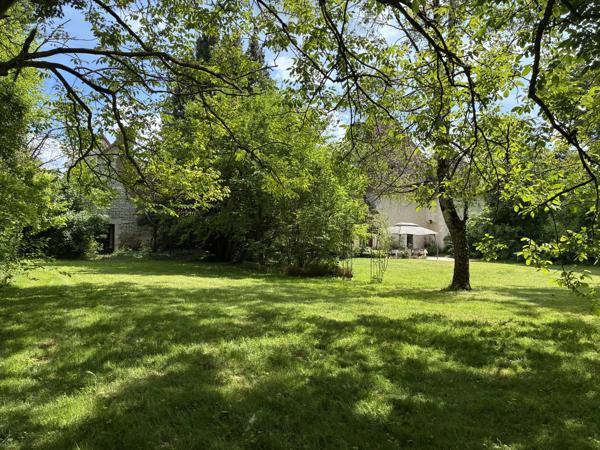 Manoir du 14ème siècle, gîte, grandes dépendances et terrain.