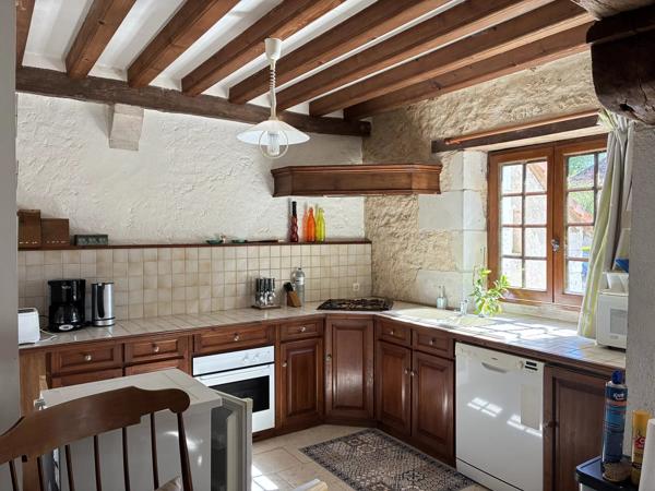 Manoir du 14ème siècle, gîte, grandes dépendances et terrain.
