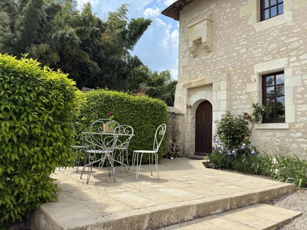 Manoir du 14ème siècle, gîte, grandes dépendances et terrain.