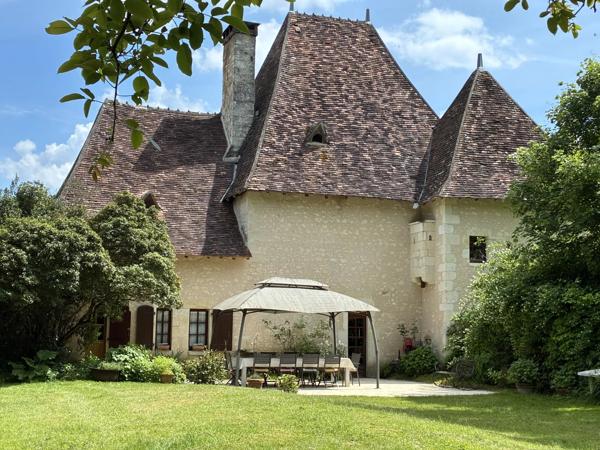Manoir du 14ème siècle, gîte, grandes dépendances et terrain.