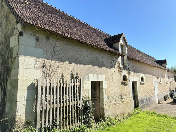 Manoir du 14ème siècle, gîte, grandes dépendances et terrain.