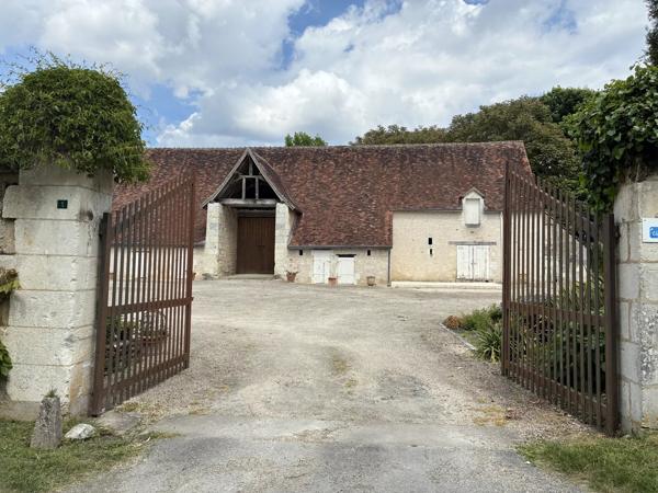 Manoir du 14ème siècle, gîte, grandes dépendances et terrain.